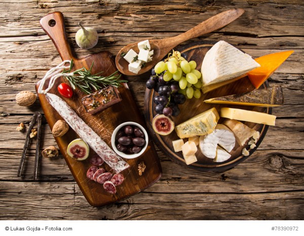 Antipasti: Salame, Prosciutto, Oliven, Kräuter und Wein