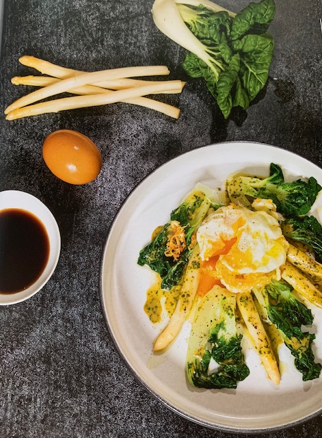 Rezept mit 4 1/2 Zutaten: Senf Kohl-Spargel-Salat mit frittiertem Ei