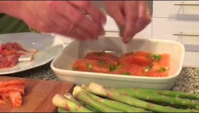 Kochvideo: Lachs mit Fenchel-Orangensalat auf weißem und grünem Spargel mit Andreas Köhne