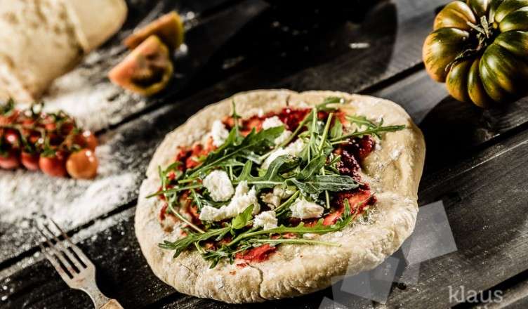 Rezept: Pizza mit Büffelmozzarella, Tomaten und Basilikum | Rezepte ...