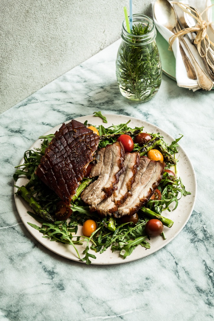 Rezept: Langsam gegrillter Schweinebauch mit Rauch auf Rucola – Tomaten Salat