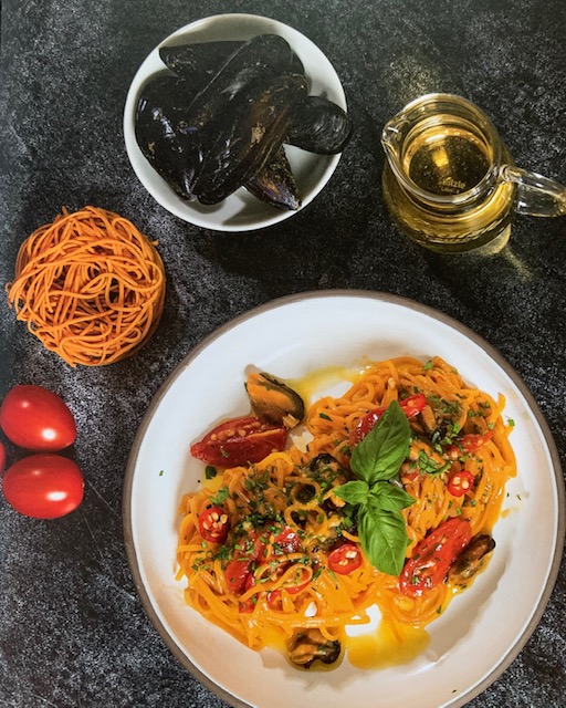 Rezept: CHILI-NUDELN MIT MIESMUSCHELN UND TOMATEN aus 4 1/2 Zutaten