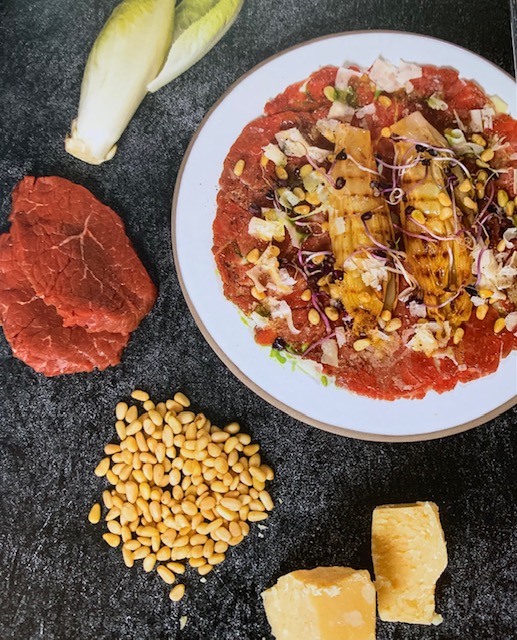 Rezept 4 1/2 Zutaten: Carpaccio mit gegrilltem Chicorée und Pinienkernen